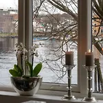 Stylish Apartment With Beautiful Views Of The River, Beach Nearby