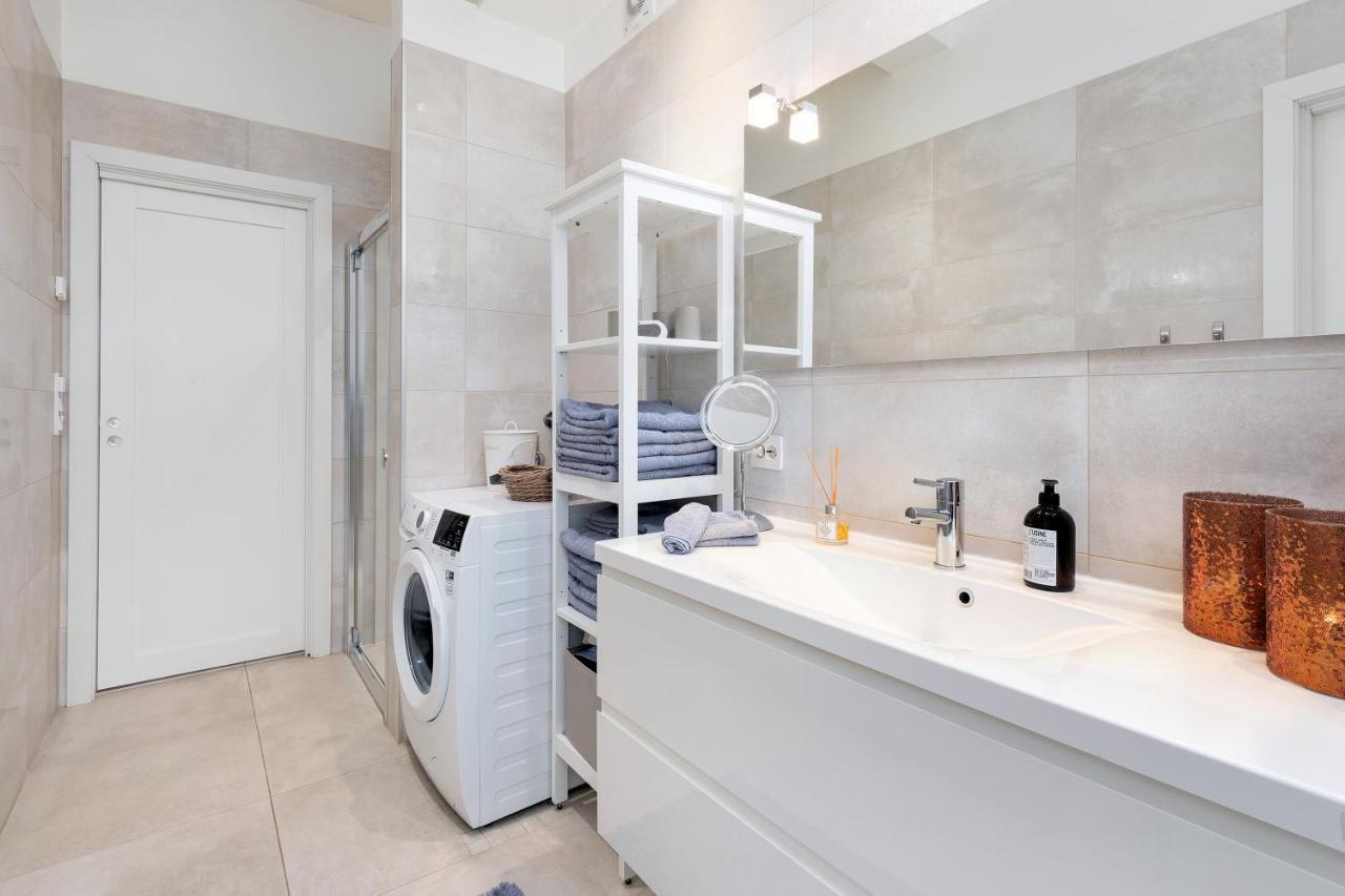 Stylish With Beautiful Views Of The River, Nearby Apartment