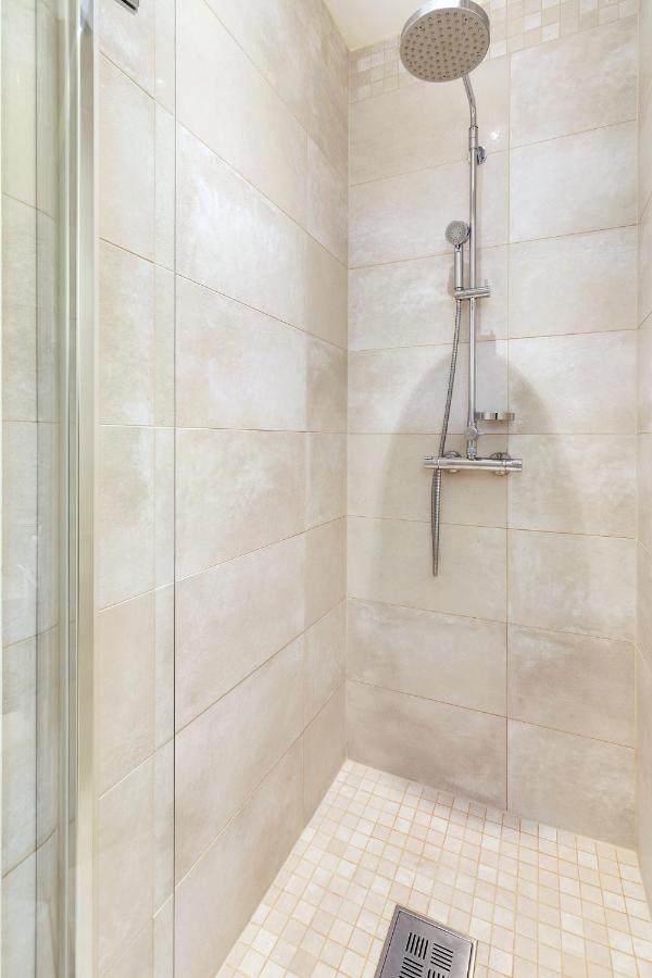 Stylish With Beautiful Views Of The River, Nearby