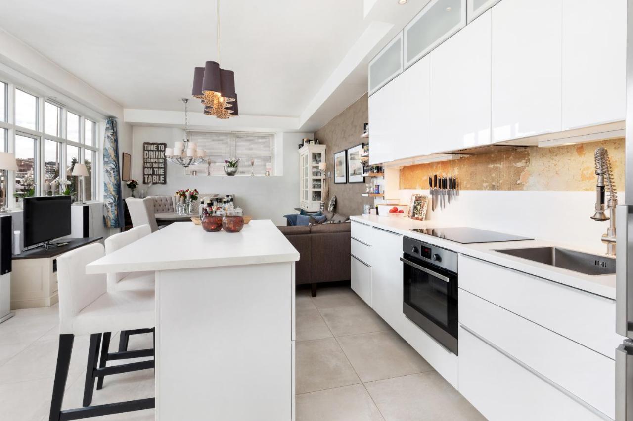 Stylish With Beautiful Views Of The River, Nearby Apartment