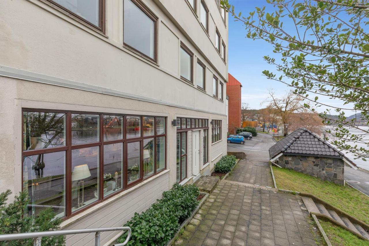 Stylish With Beautiful Views Of The River, Nearby *